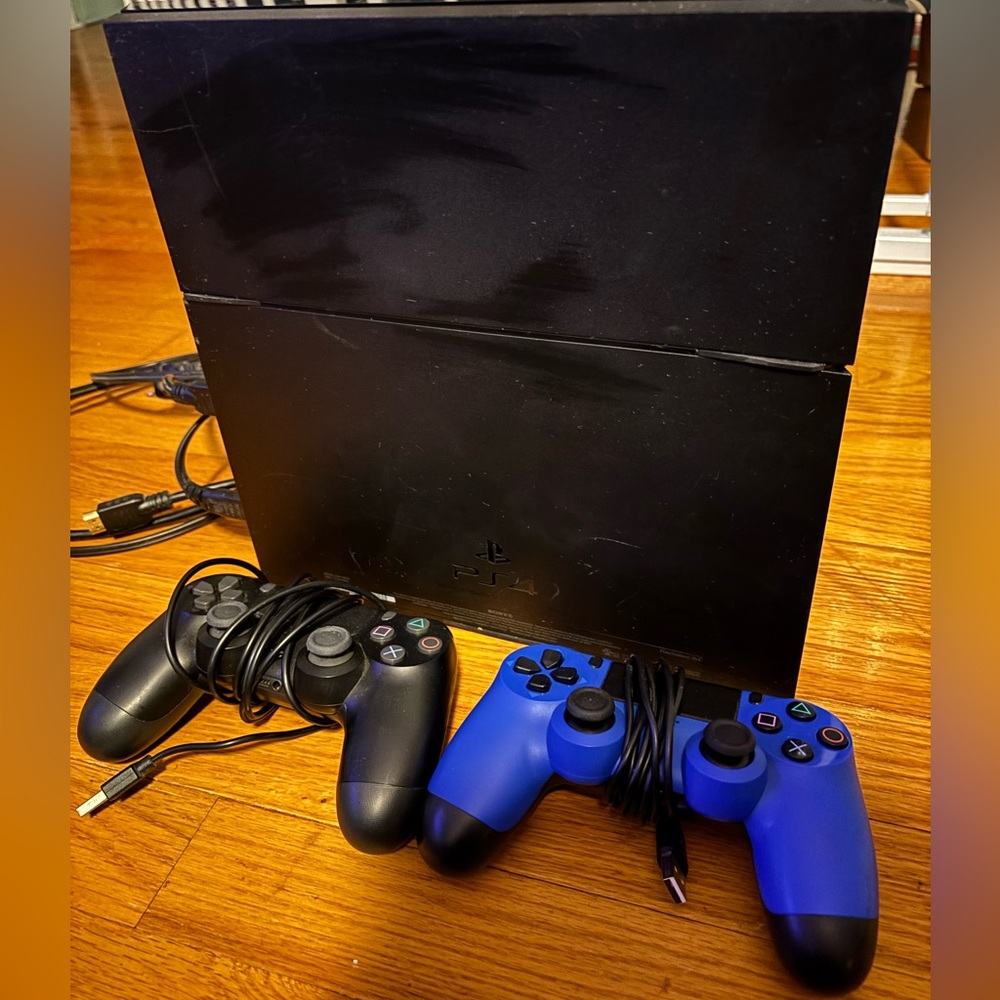 PlayStation 4 BUNDLE controllers and 10 games